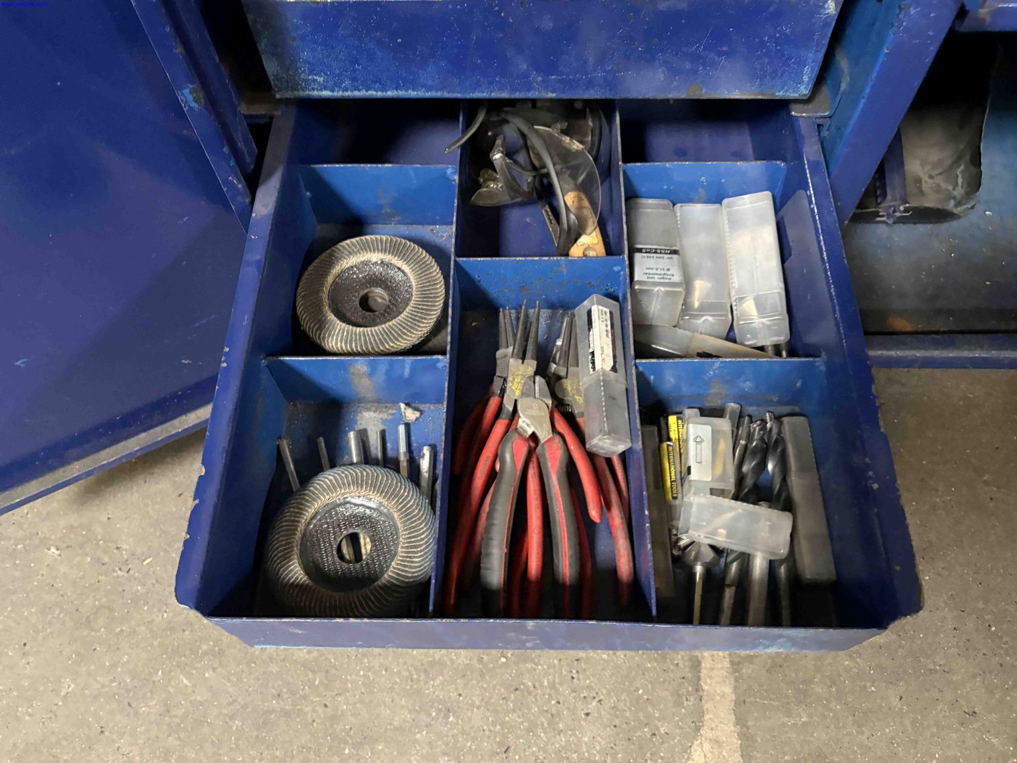 4 Mobile steel tool-storage benches – foto 22 – kavel bij NetBid, Sint Baafs Vijve