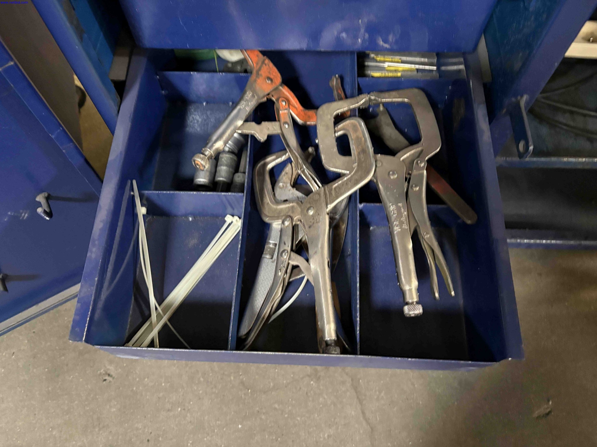 4 Mobile steel tool-storage benches – foto 29 – kavel bij NetBid, Sint Baafs Vijve