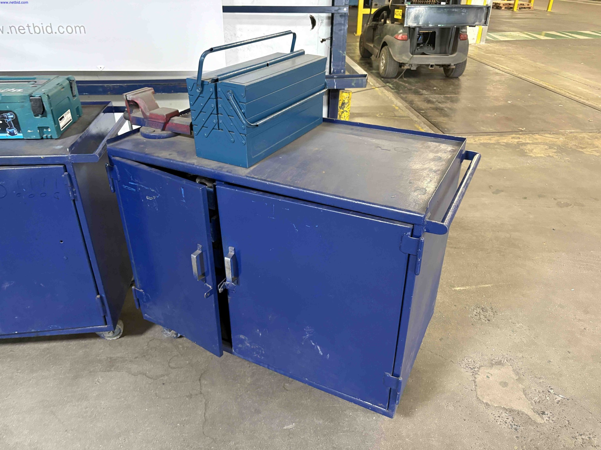 4 Mobile steel tool-storage benches – foto 2 – kavel bij NetBid, Sint Baafs Vijve