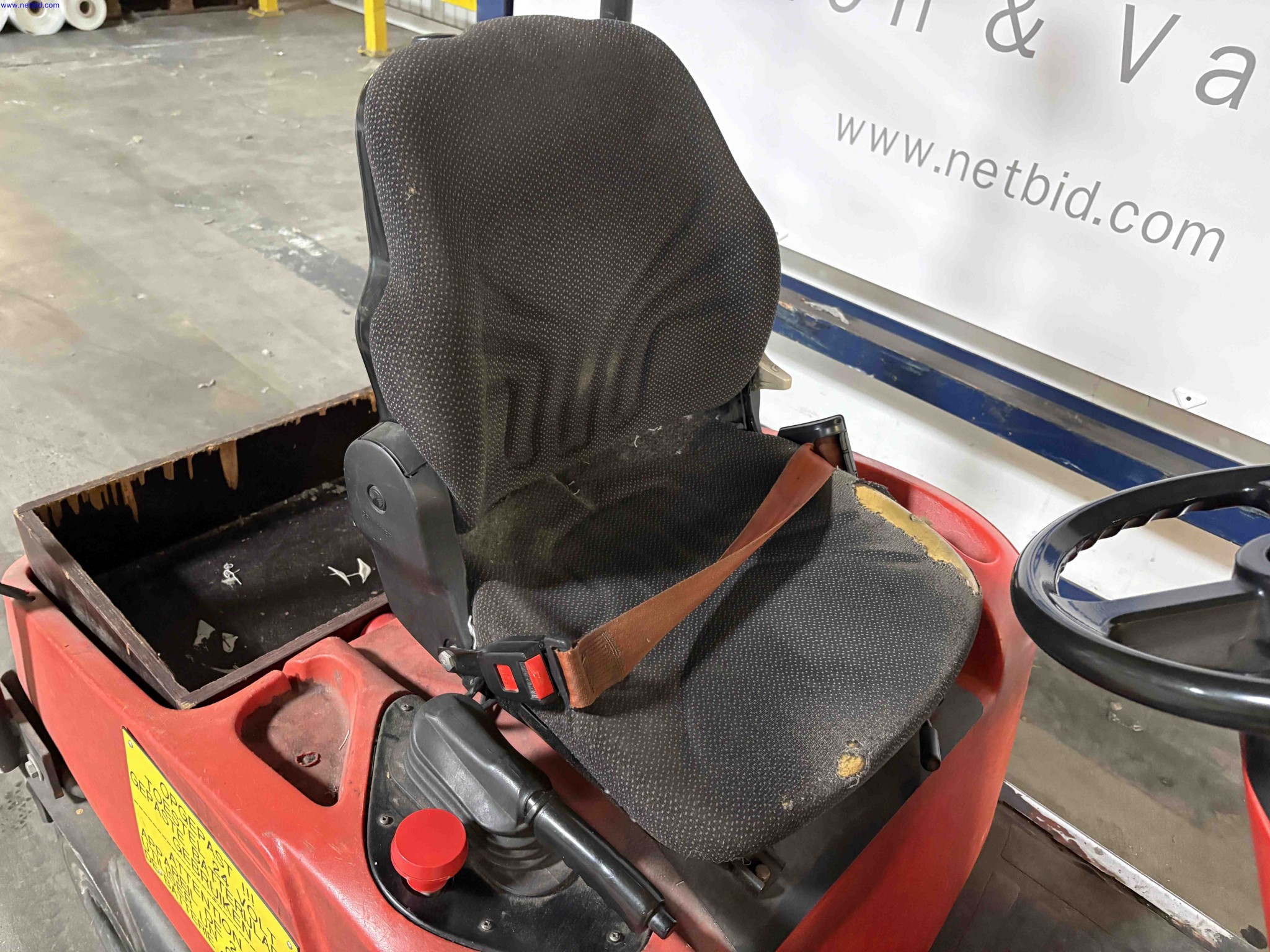 Battery-electric ride-on tow tractor Linde P60 – foto 6 – kavel bij NetBid, Sint Baafs Vijve