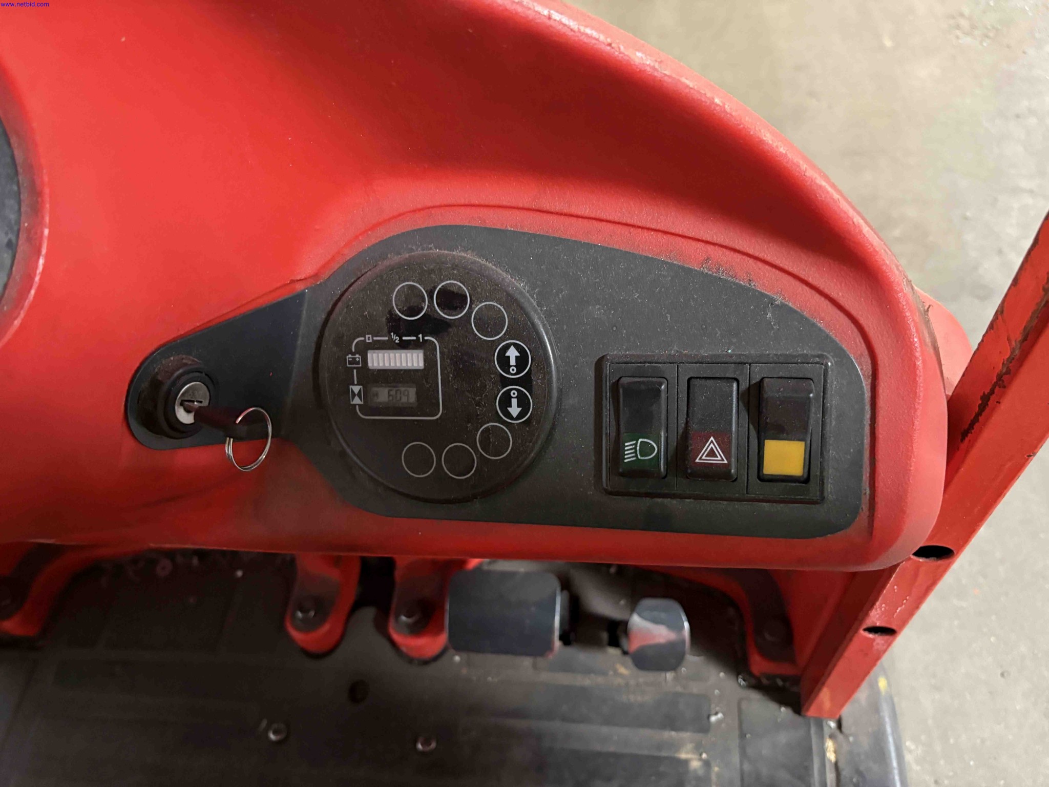 Battery-electric ride-on tow tractor Linde P60 – foto 9 – kavel bij NetBid, Sint Baafs Vijve