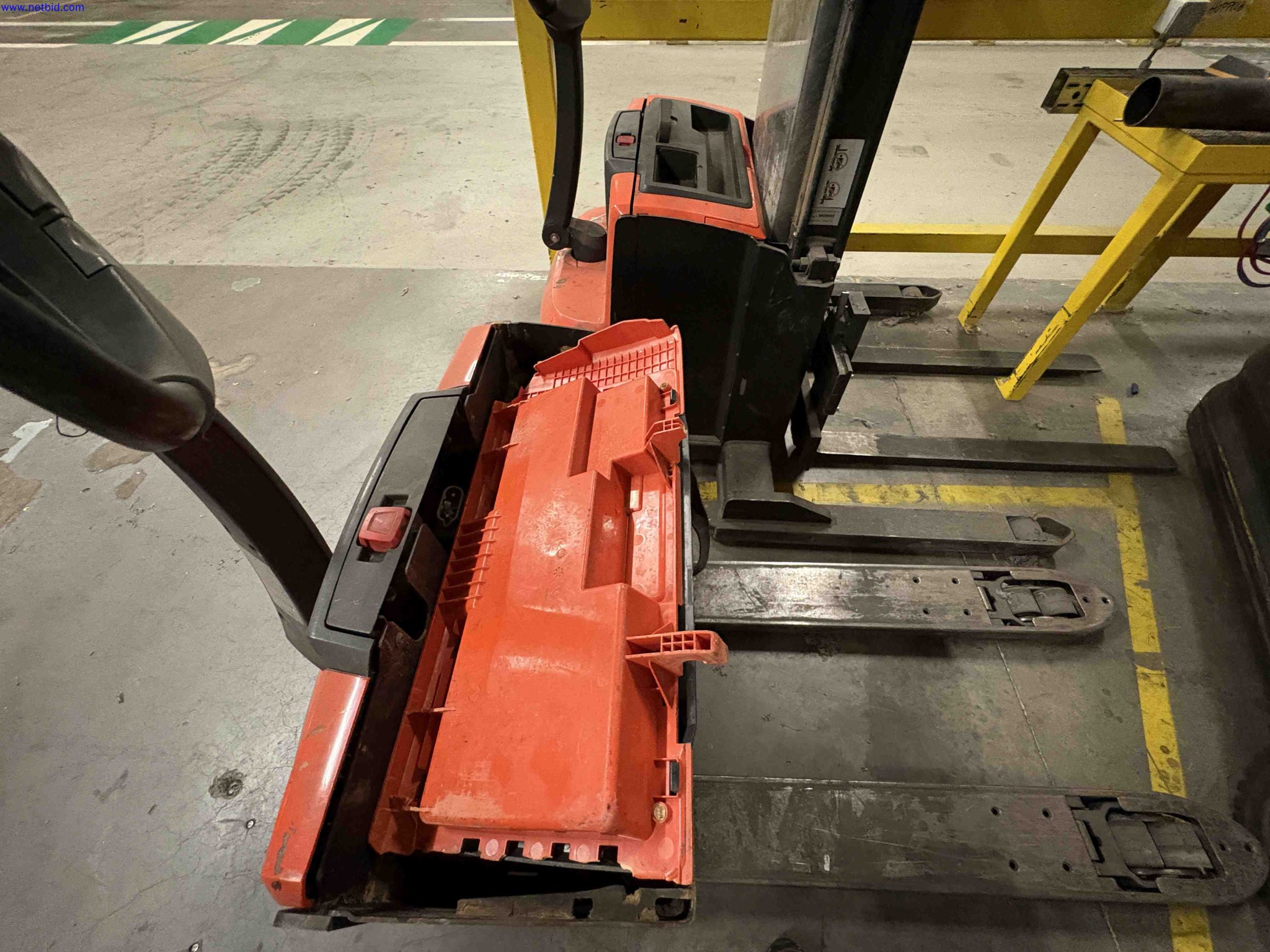2 Battery-electric pallet stacker trucks BT Staxio; Levio LWE200 – foto 3 – kavel bij NetBid, Sint Baafs Vijve