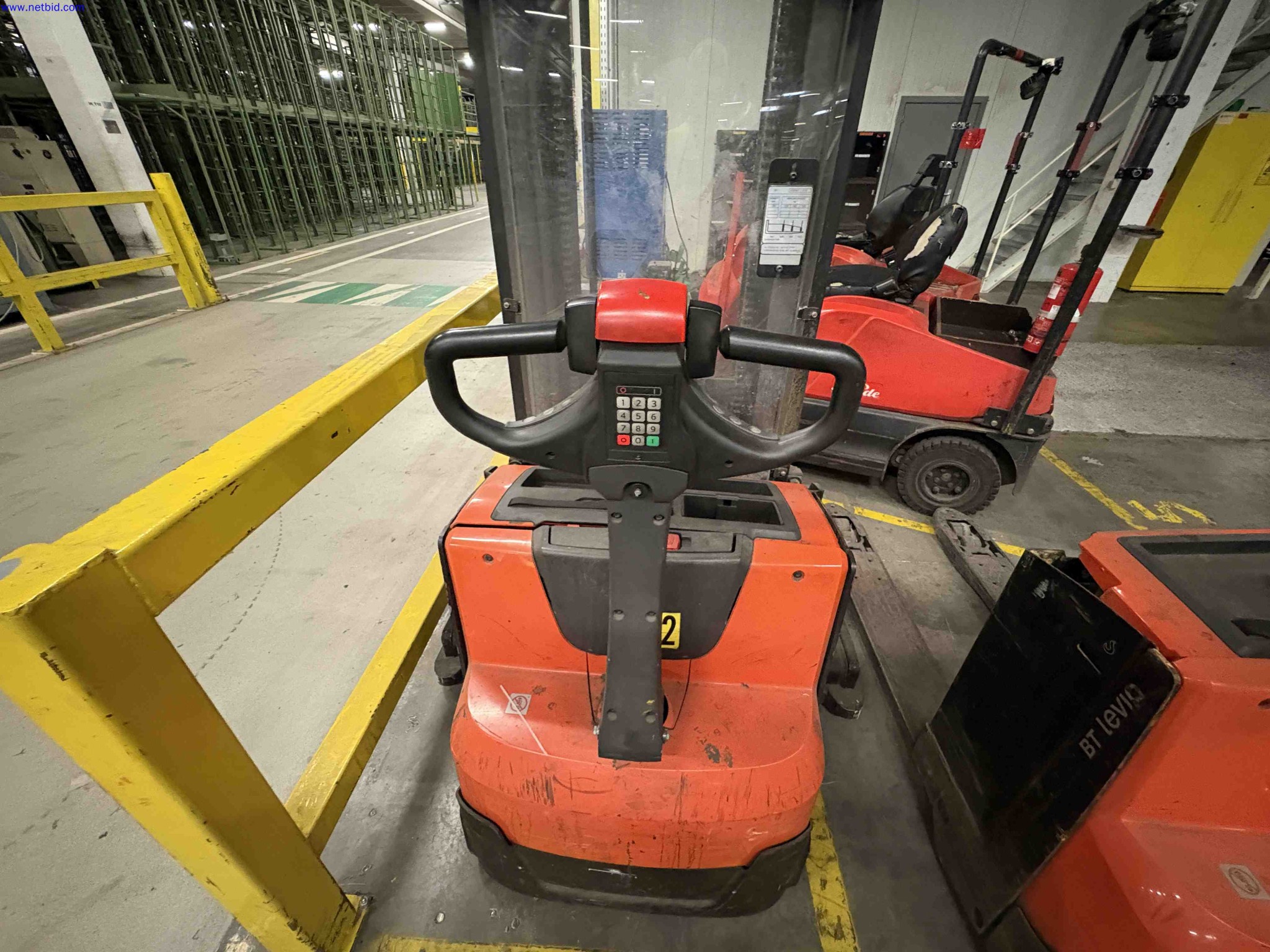 2 Battery-electric pallet stacker trucks BT Staxio; Levio LWE200 – foto 8 – kavel bij NetBid, Sint Baafs Vijve