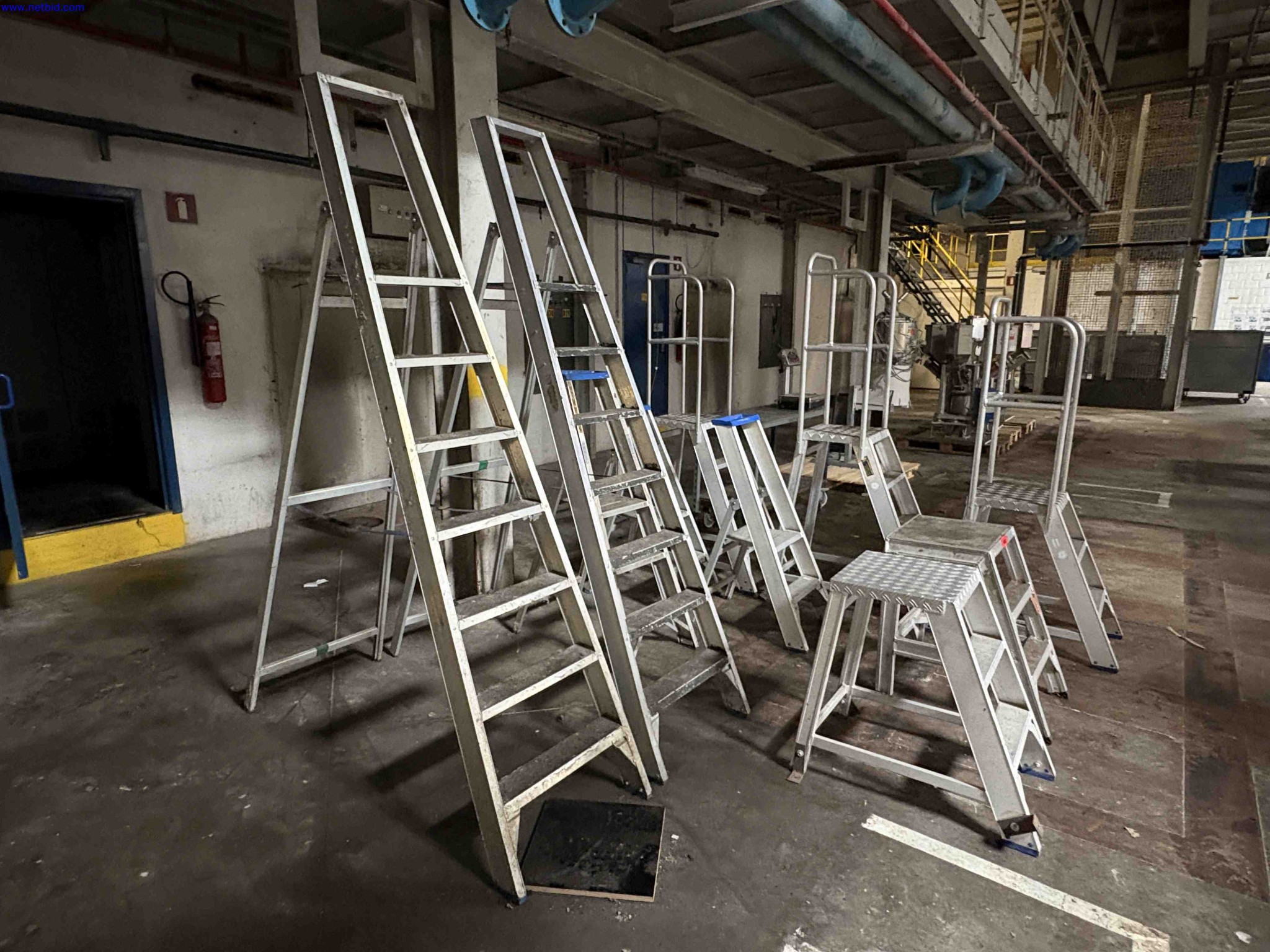 10 Aluminium step ladders and warehouse platform steps with handrails VGS Solide – foto 2 – kavel bij NetBid, Sint Baafs Vijve