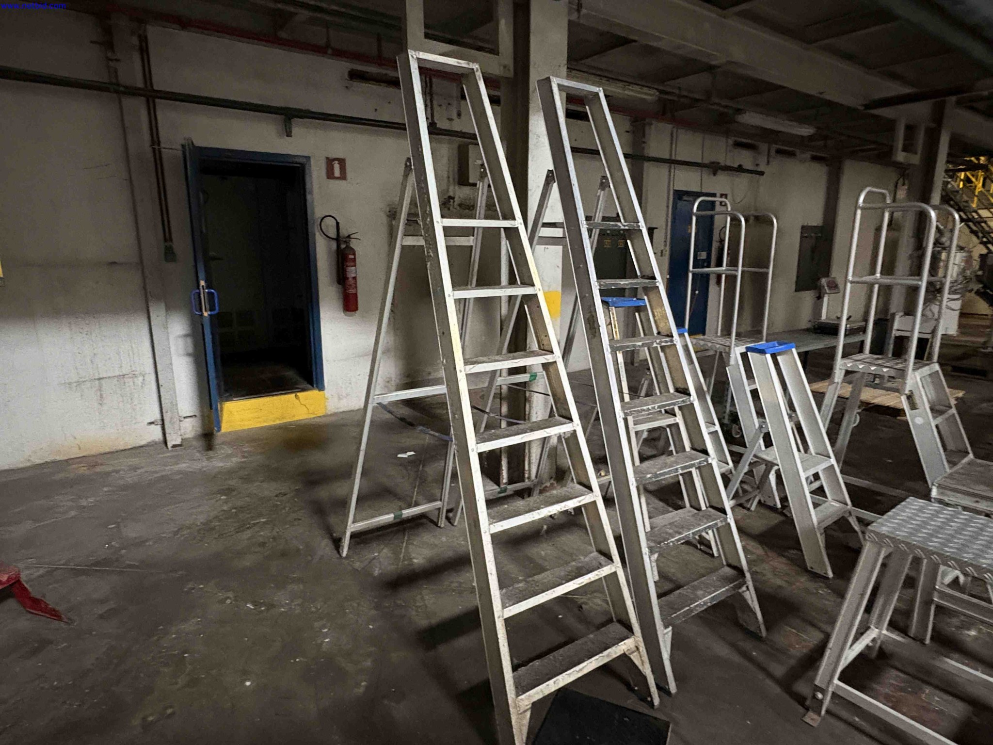 10 Aluminium step ladders and warehouse platform steps with handrails VGS Solide – foto 3 – kavel bij NetBid, Sint Baafs Vijve