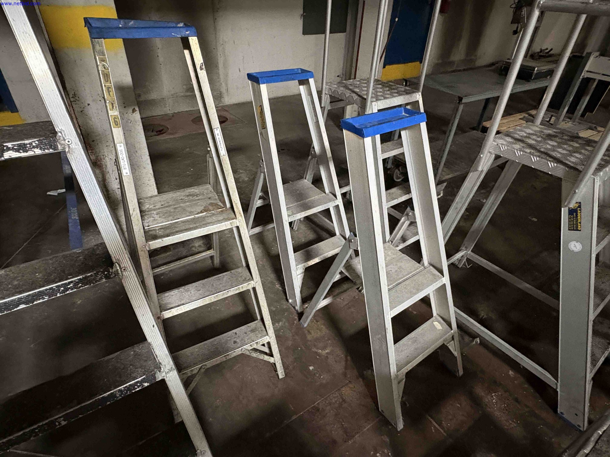 10 Aluminium step ladders and warehouse platform steps with handrails VGS Solide – foto 4 – kavel bij NetBid, Sint Baafs Vijve