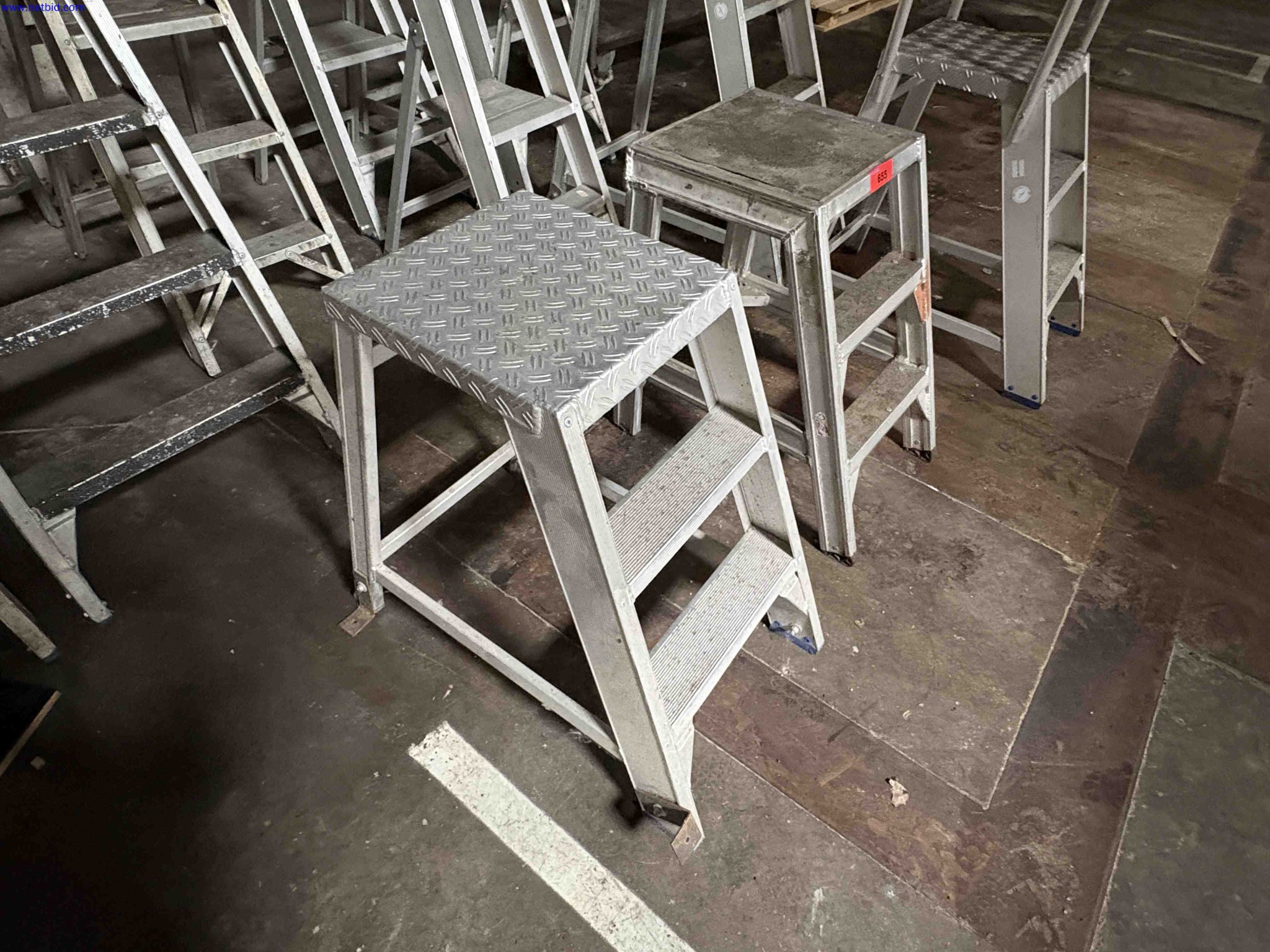 10 Aluminium step ladders and warehouse platform steps with handrails VGS Solide – foto 5 – kavel bij NetBid, Sint Baafs Vijve
