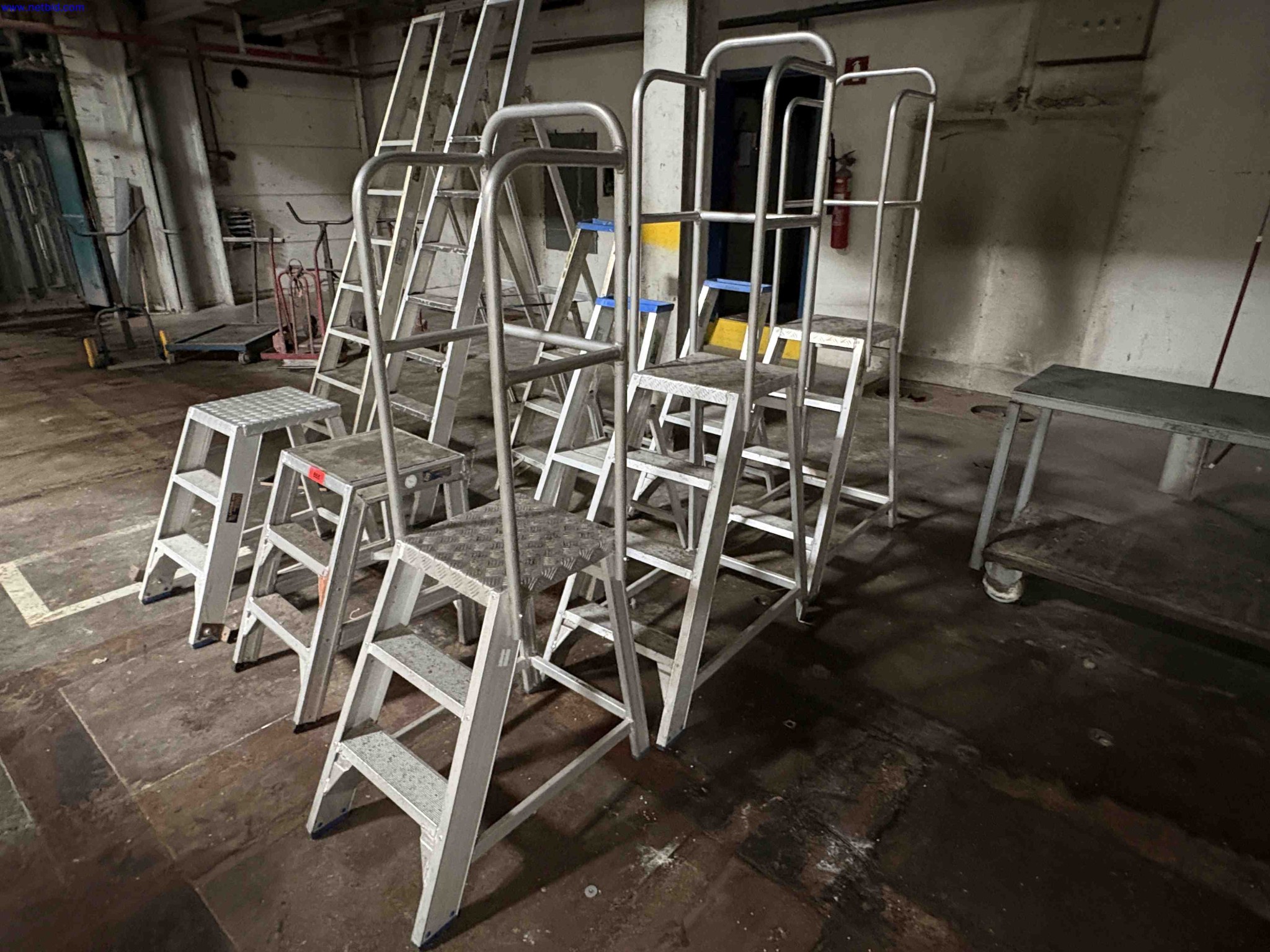 10 Aluminium step ladders and warehouse platform steps with handrails VGS Solide – foto 6 – kavel bij NetBid, Sint Baafs Vijve