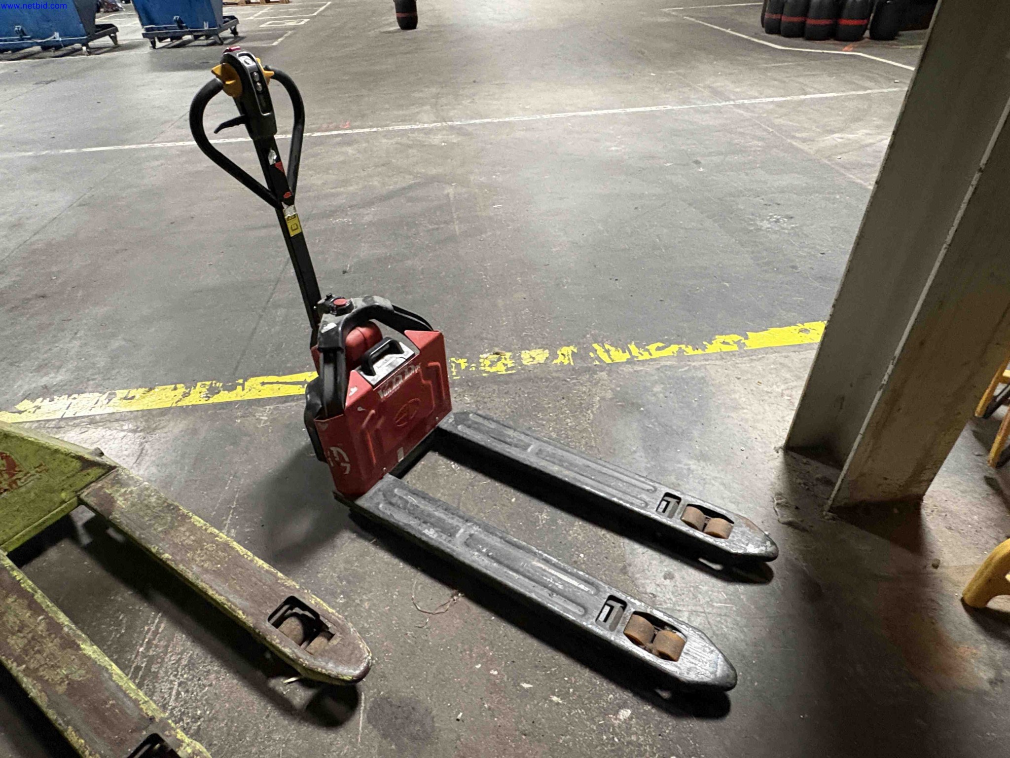 3 Pallet trucks Crown – foto 3 – kavel bij NetBid, Sint Baafs Vijve
