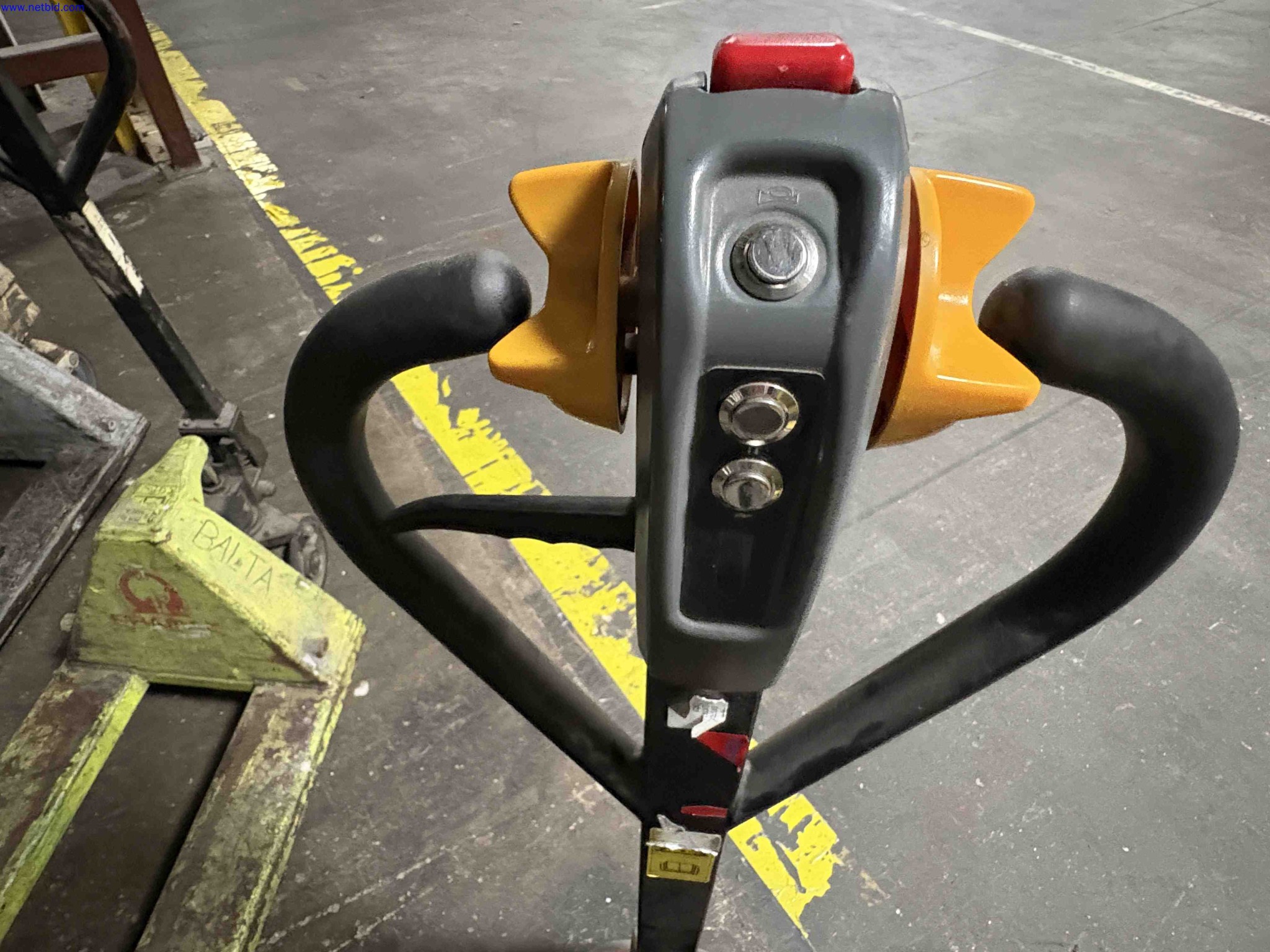 3 Pallet trucks Crown – foto 6 – kavel bij NetBid, Sint Baafs Vijve