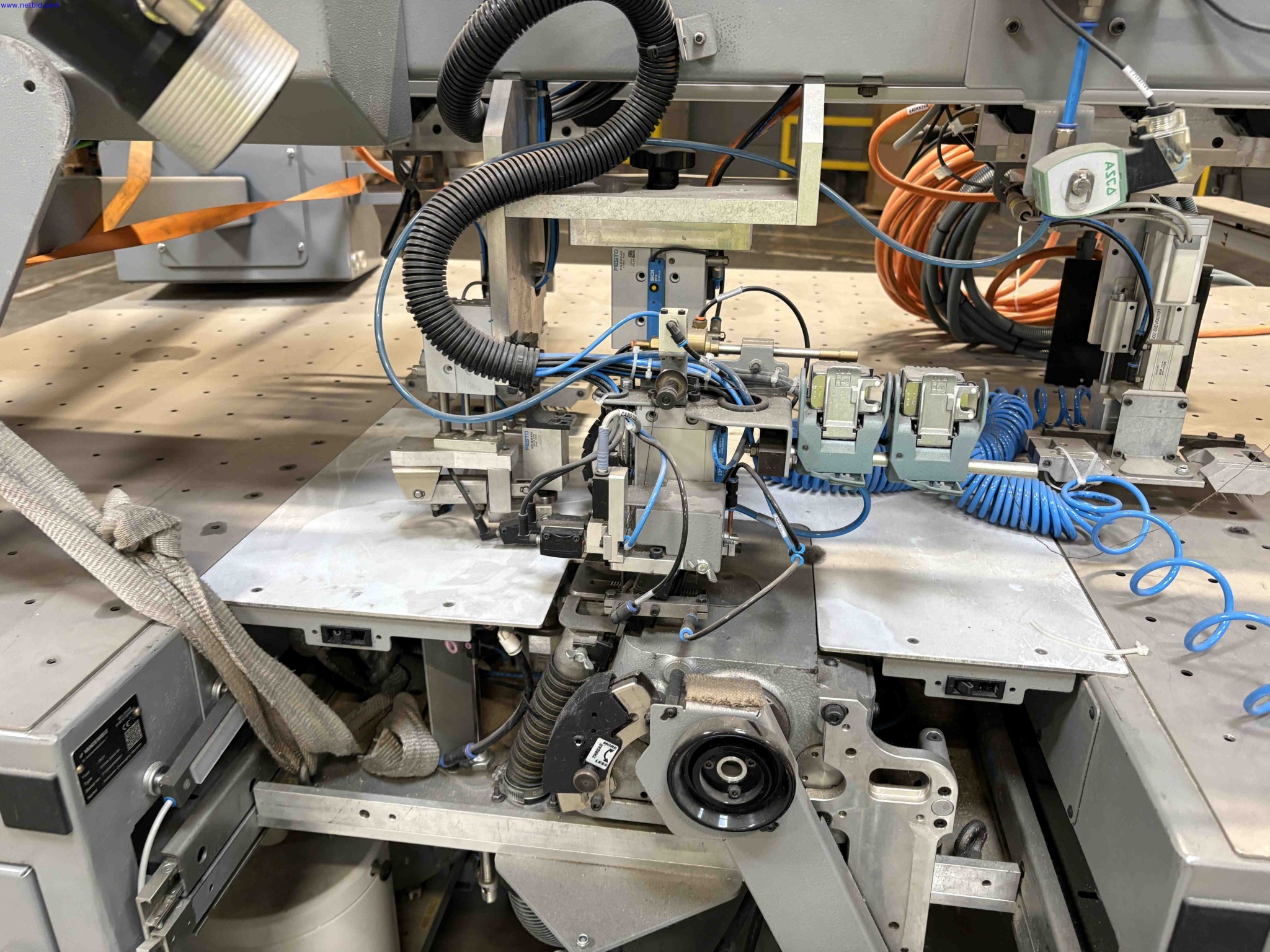 Carpet overedging sewing system Van de Wiele TITAN 5540 – foto 5 – kavel bij NetBid, Sint Baafs Vijve