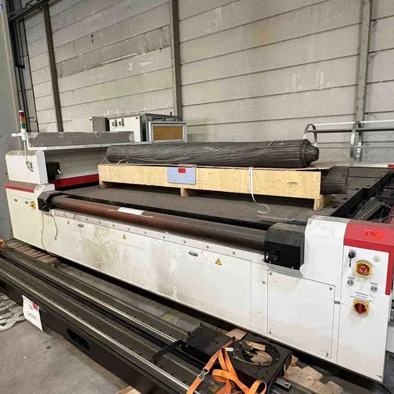 Laserový gravírovací a rezací stroj Wuhan Goldenlaser Co., Ltd JMCCJG-250300LD