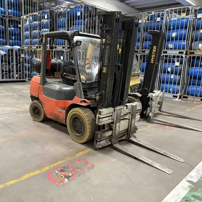 Vysokozdvižný vozík s protizávažím na LPG Toyota 02-7FGF35