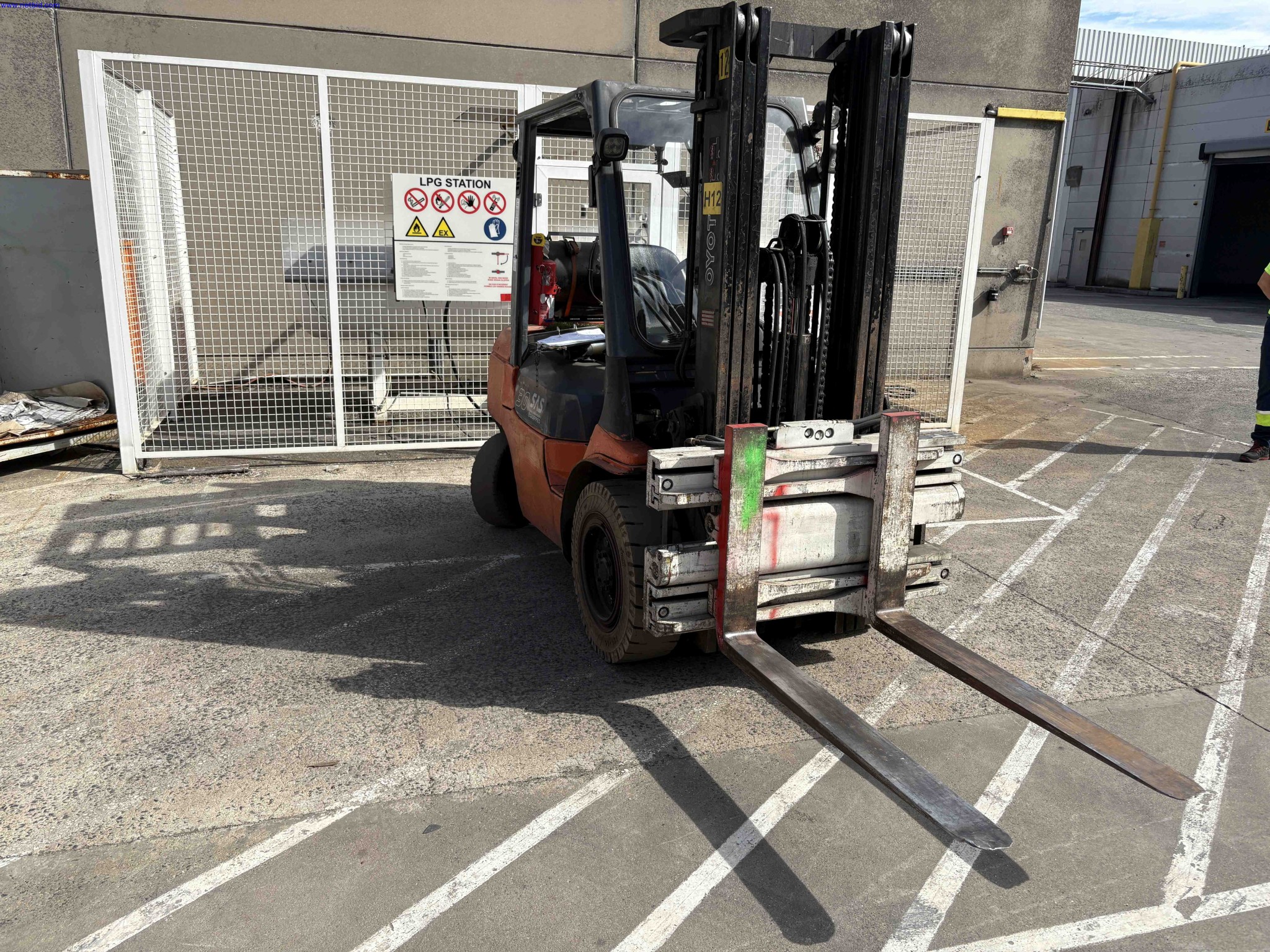 LPG counterbalance forklift truck Toyota 02-7FGF30 – foto 2 – kavel bij NetBid, Sint Baafs Vijve