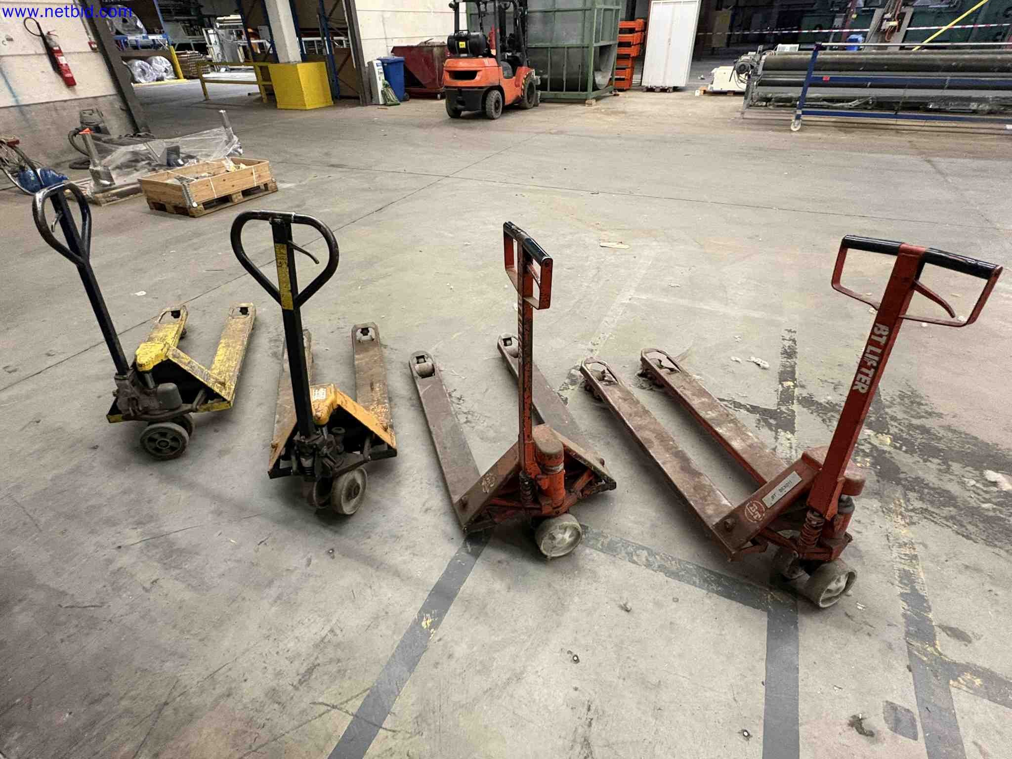 4 Manual Hydraulic Pallet Trucks – foto 2 – kavel bij NetBid, Sint Baafs Vijve