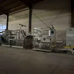 Automatizovaná prumyslová balicí linka s robotickou manipulací a systémem pro nanášení tavného lepidla. Smurfit Kappa 2013