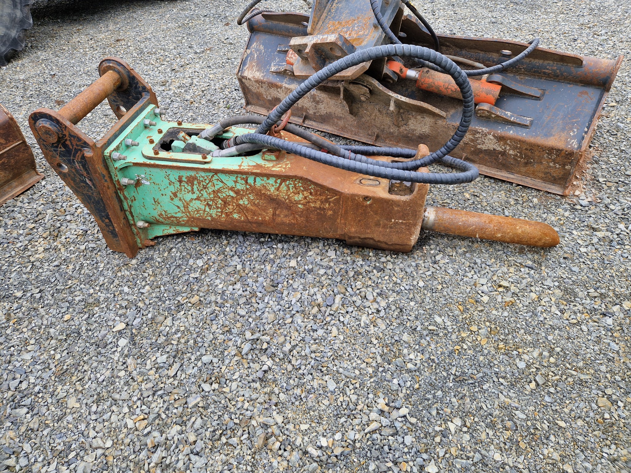 High-quality and technically tested construction machinery, excavators and attachments for professional overhead line and energy infrastructure construction from EQOS Energie-5