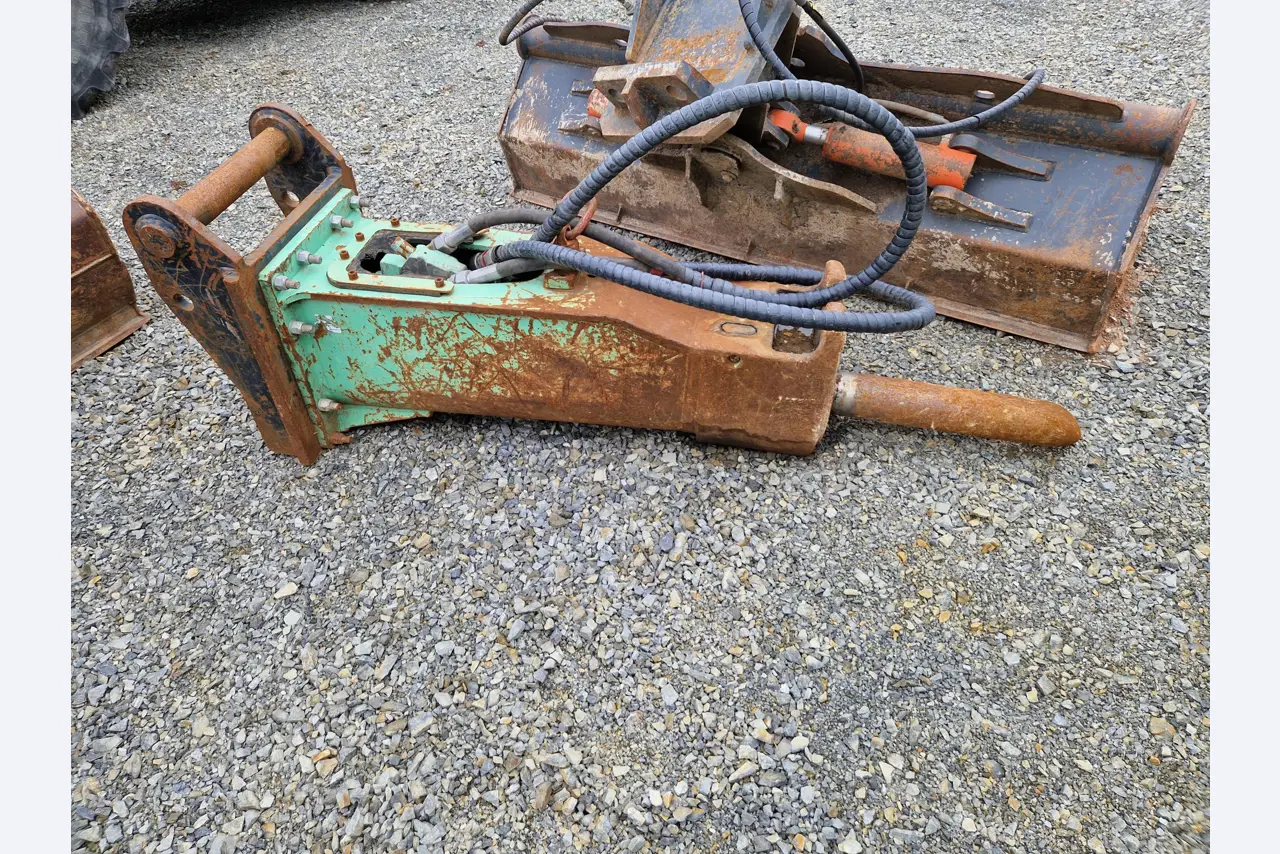 High-quality and technically tested construction machinery, excavators and attachments for professional overhead line and energy infrastructure construction from EQOS Energie-5