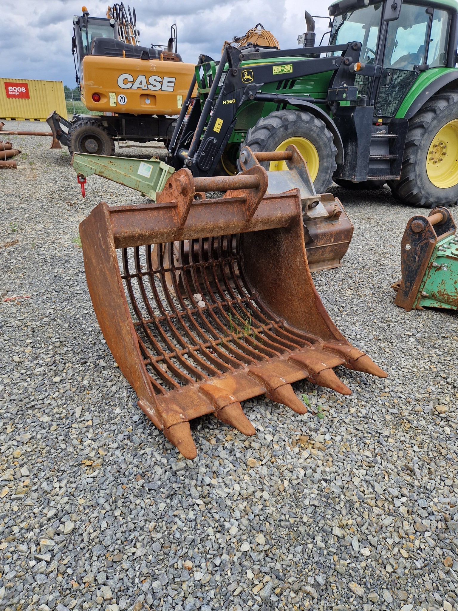 High-quality and technically tested construction machinery, excavators and attachments for professional overhead line and energy infrastructure construction from EQOS Energie-6