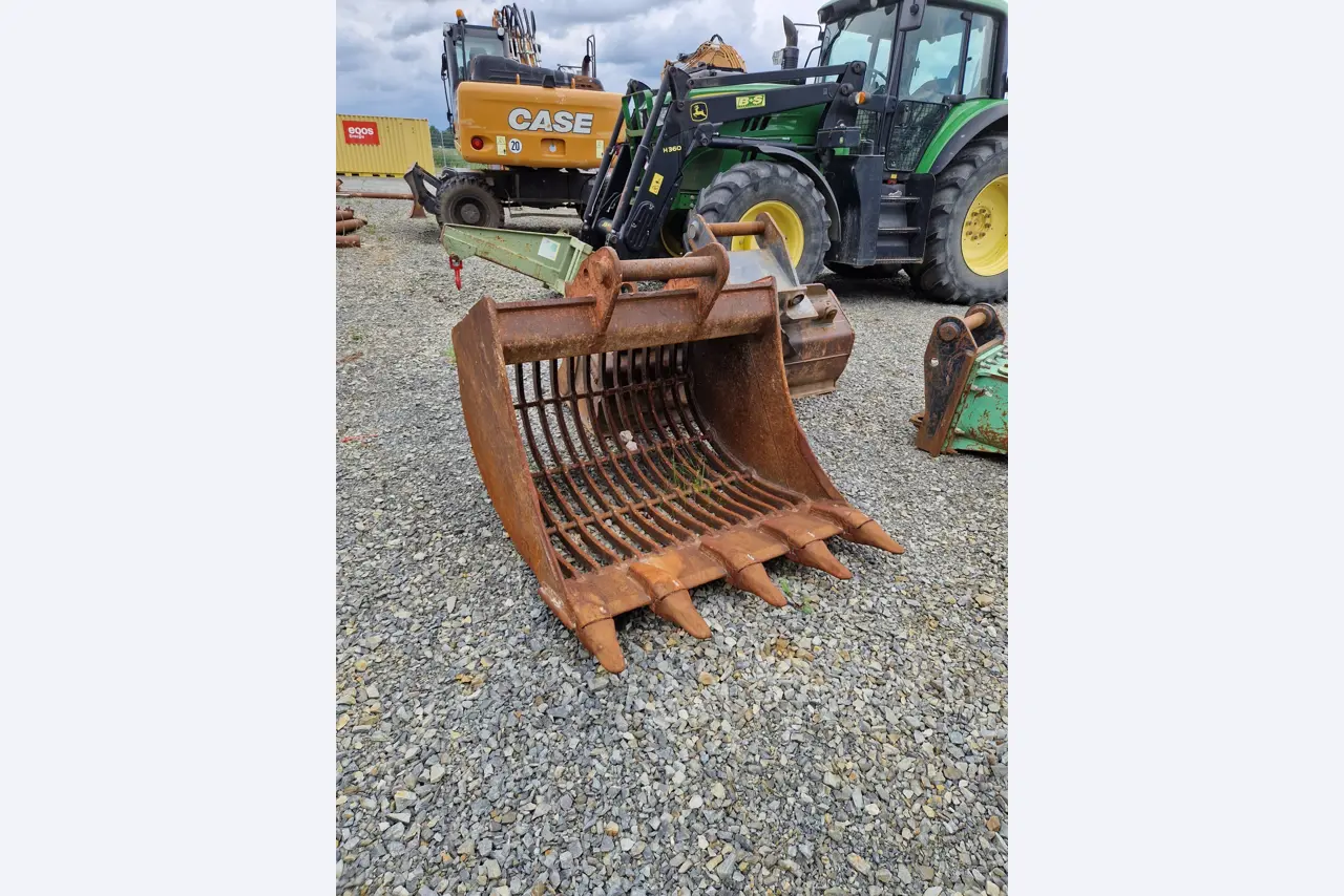 High-quality and technically tested construction machinery, excavators and attachments for professional overhead line and energy infrastructure construction from EQOS Energie-6