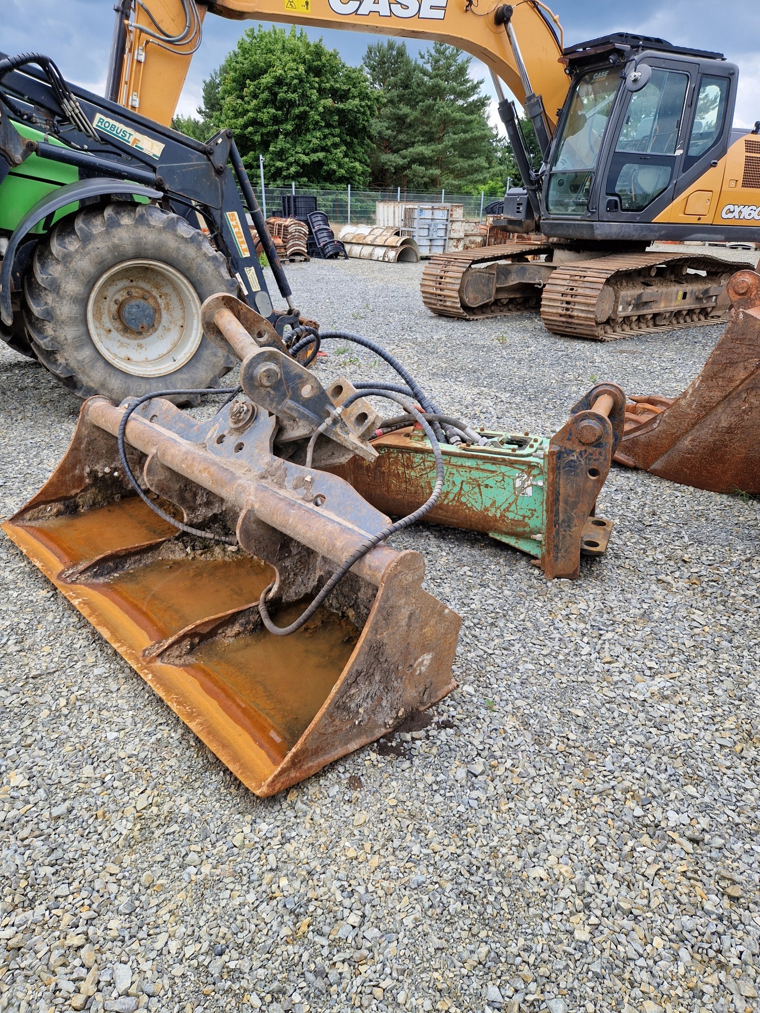 High-quality and technically tested construction machinery, excavators and attachments for professional overhead line and energy infrastructure construction from EQOS Energie-7