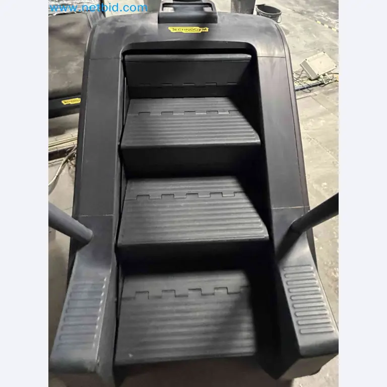 Aukcja używanego sprzętu fitness Technogym - Profesjonalny sprzęt fitness-1