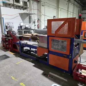 Montážní linka na kartony s vysokozdvižným vozíkem