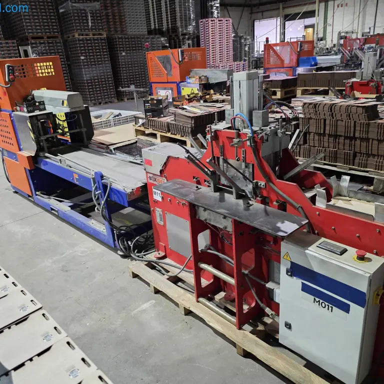 Montážní linka na kartony s vysokozdvižným vozíkem