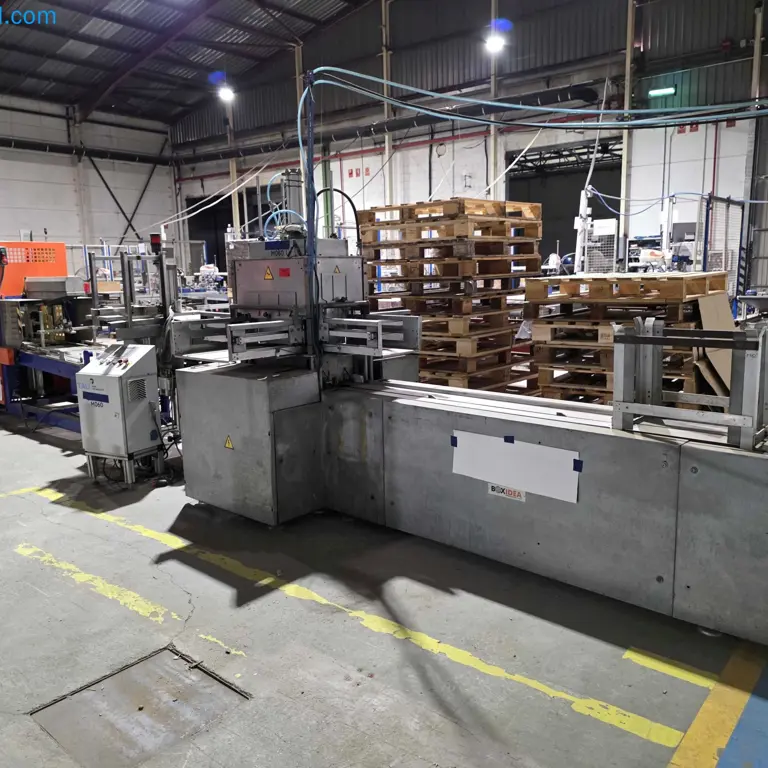 Montážní linka na kartony s vysokozdvižným vozíkem