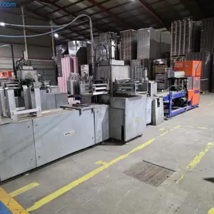 Montážní linka na kartony s vysokozdvižným vozíkem