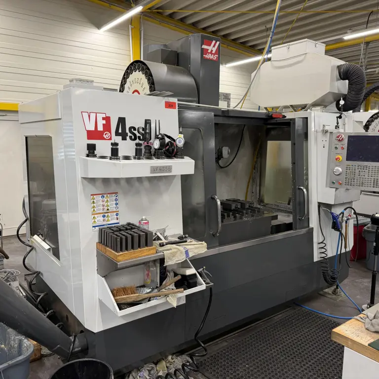 3-Achs-CNC-Vertikal-Fräsbearbeitungszentrum Haas VF-4SS