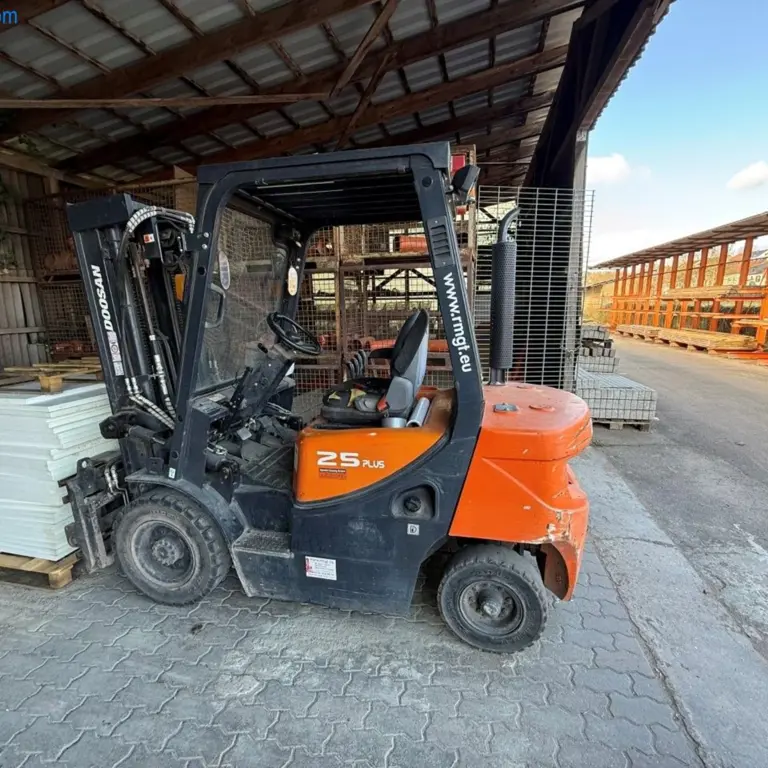 Czterokołowy wózek widłowy z silnikiem wysokoprężnym Doosan D 25 GP
