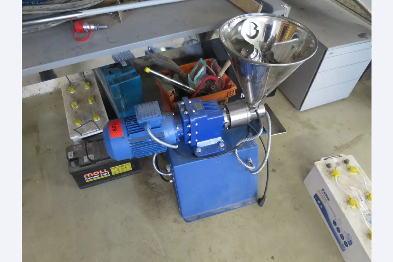 Machines et matériel d'une entreprise de construction spécialisée dans la fibre optique-1