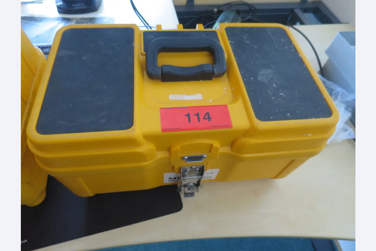 Machines et matériel d'une entreprise de construction spécialisée dans la fibre optique-1
