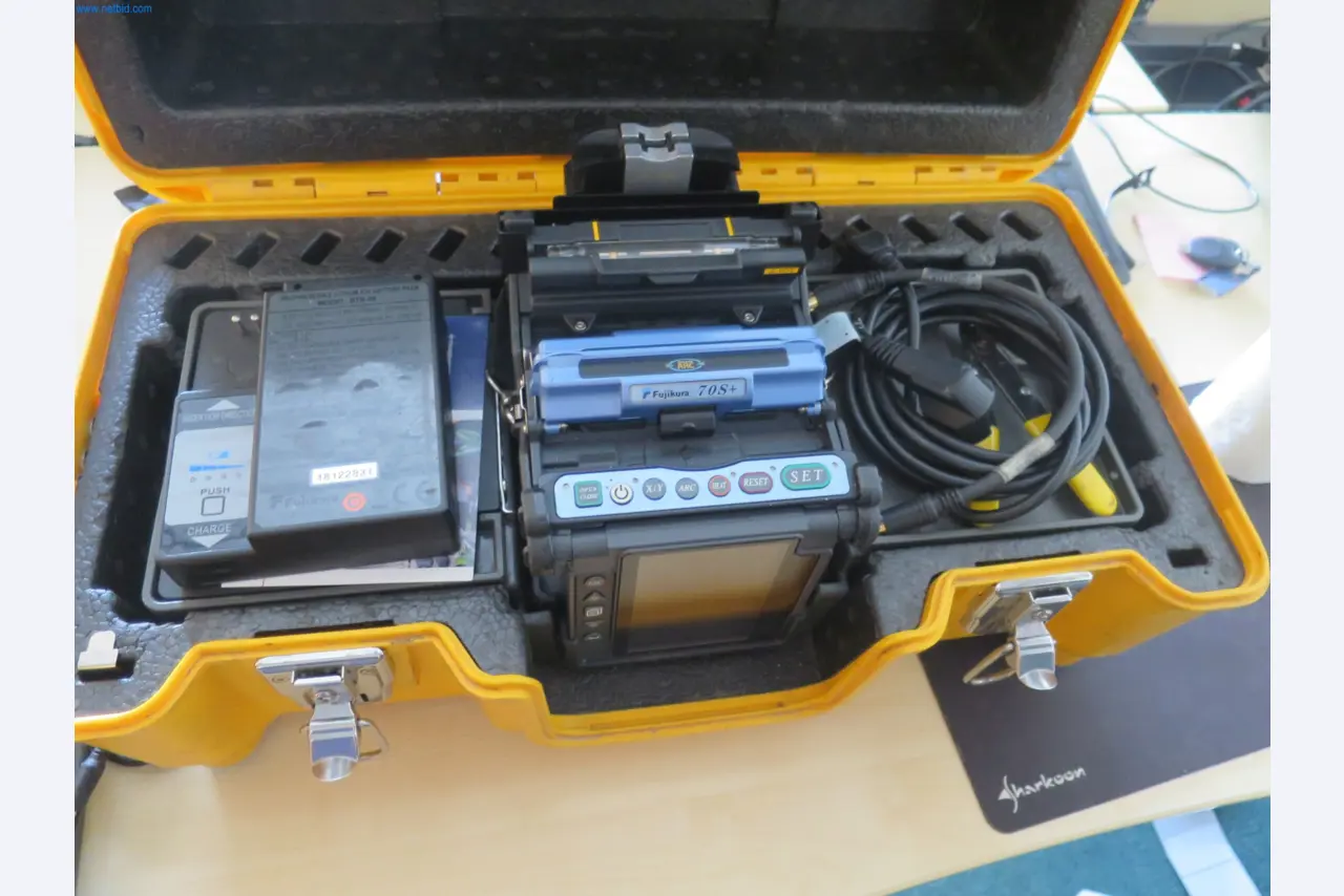 Machines et matériel d'une entreprise de construction spécialisée dans la fibre optique-2