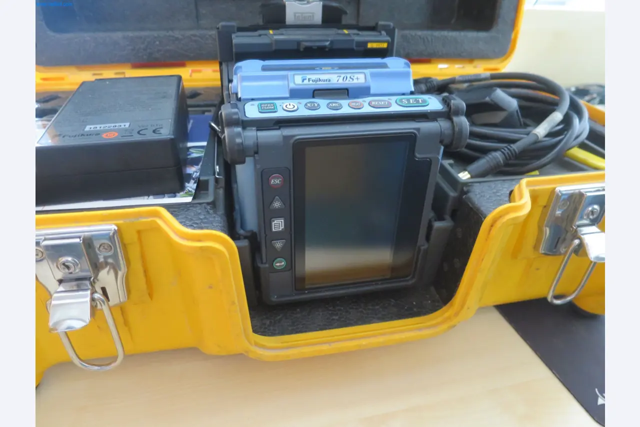 Machines et matériel d'une entreprise de construction spécialisée dans la fibre optique-3