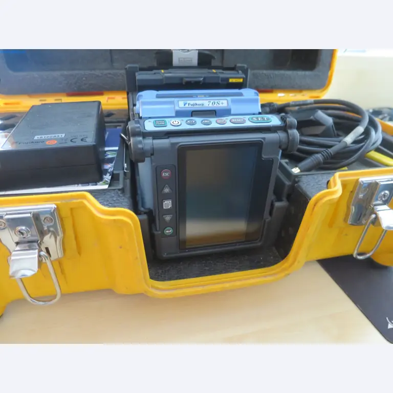 Machines et matériel d'une entreprise de construction spécialisée dans la fibre optique-3