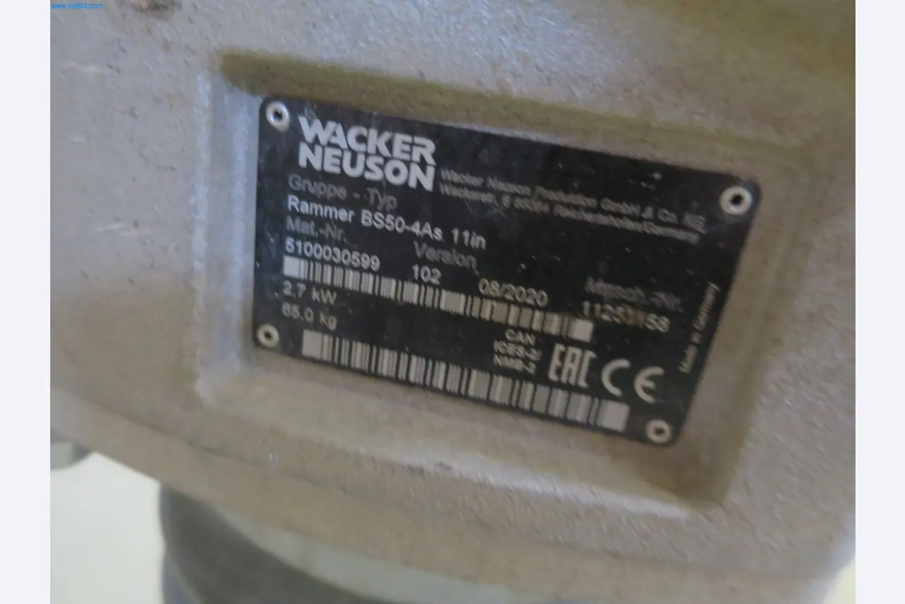 Machines et matériel d'une entreprise de construction spécialisée dans la fibre optique-3