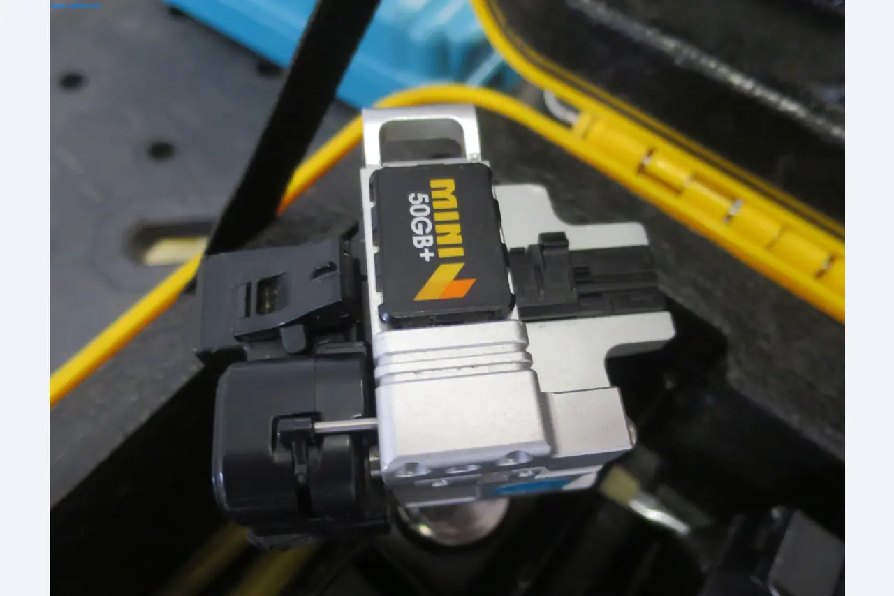 Machines et matériel d'une entreprise de construction spécialisée dans la fibre optique-3