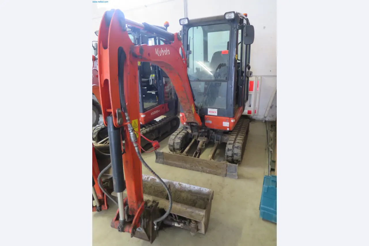 Machines et matériel d'une entreprise de construction spécialisée dans la fibre optique-1