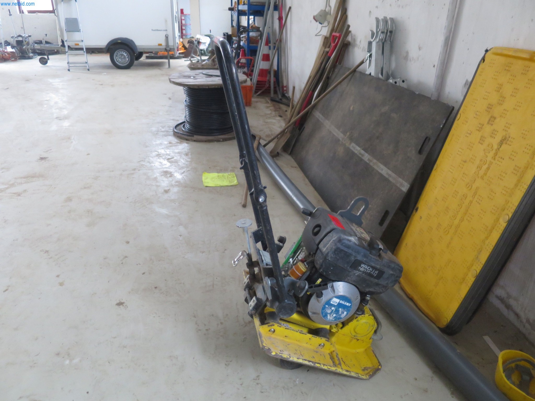 Machines et matériel d'une entreprise de construction spécialisée dans la fibre optique-1