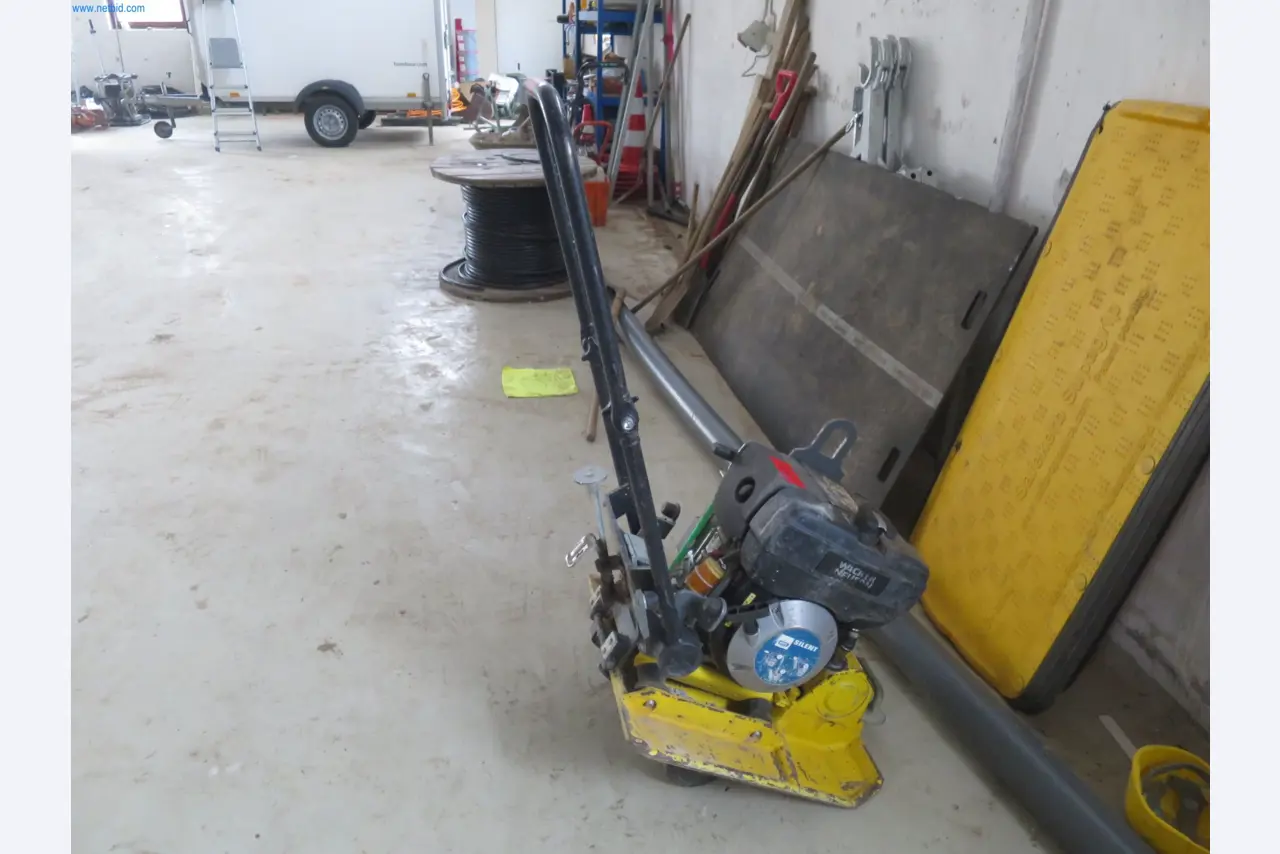 Machines et matériel d'une entreprise de construction spécialisée dans la fibre optique-1