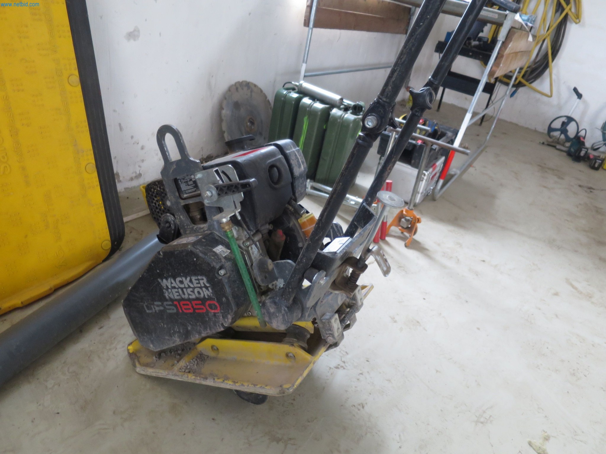 Machines et matériel d'une entreprise de construction spécialisée dans la fibre optique-5