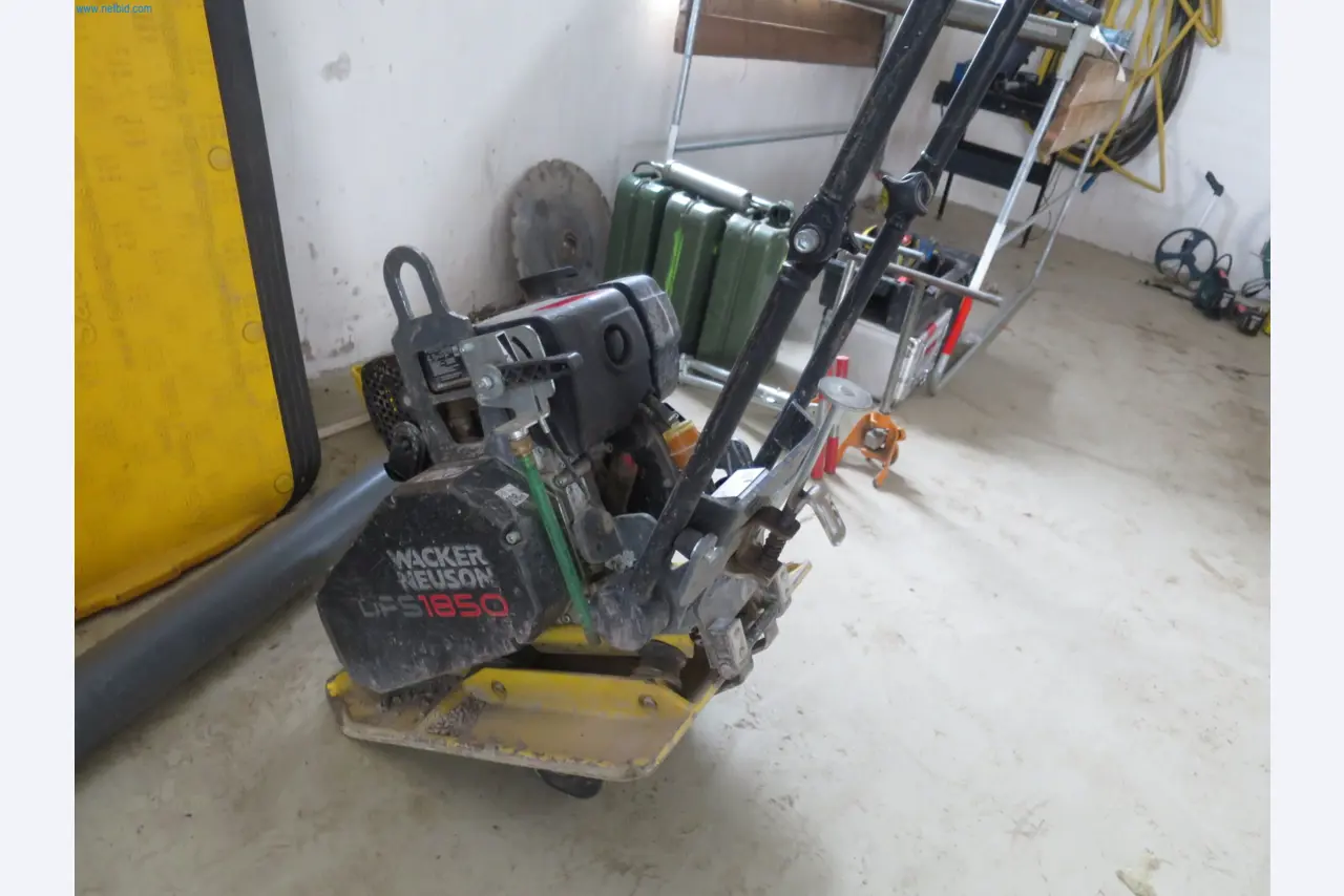 Machines et matériel d'une entreprise de construction spécialisée dans la fibre optique-5