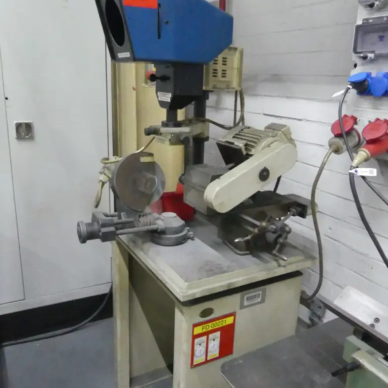 Tool grinding machine with projector