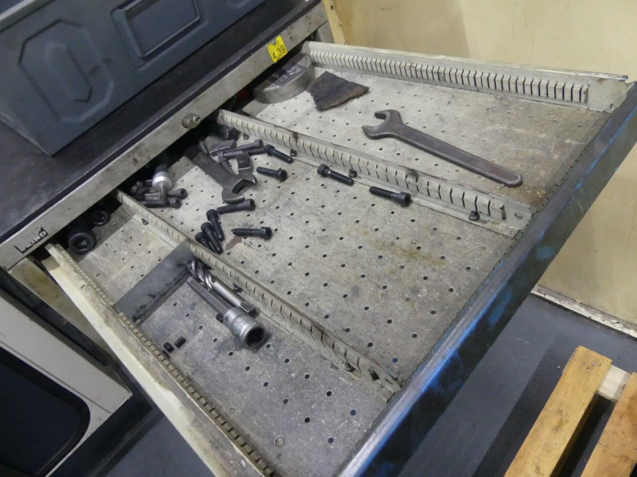 Bearbeitungszentren, metallbearbeitende Maschinen und Produktionslinen aus der Automobilindustrie-2