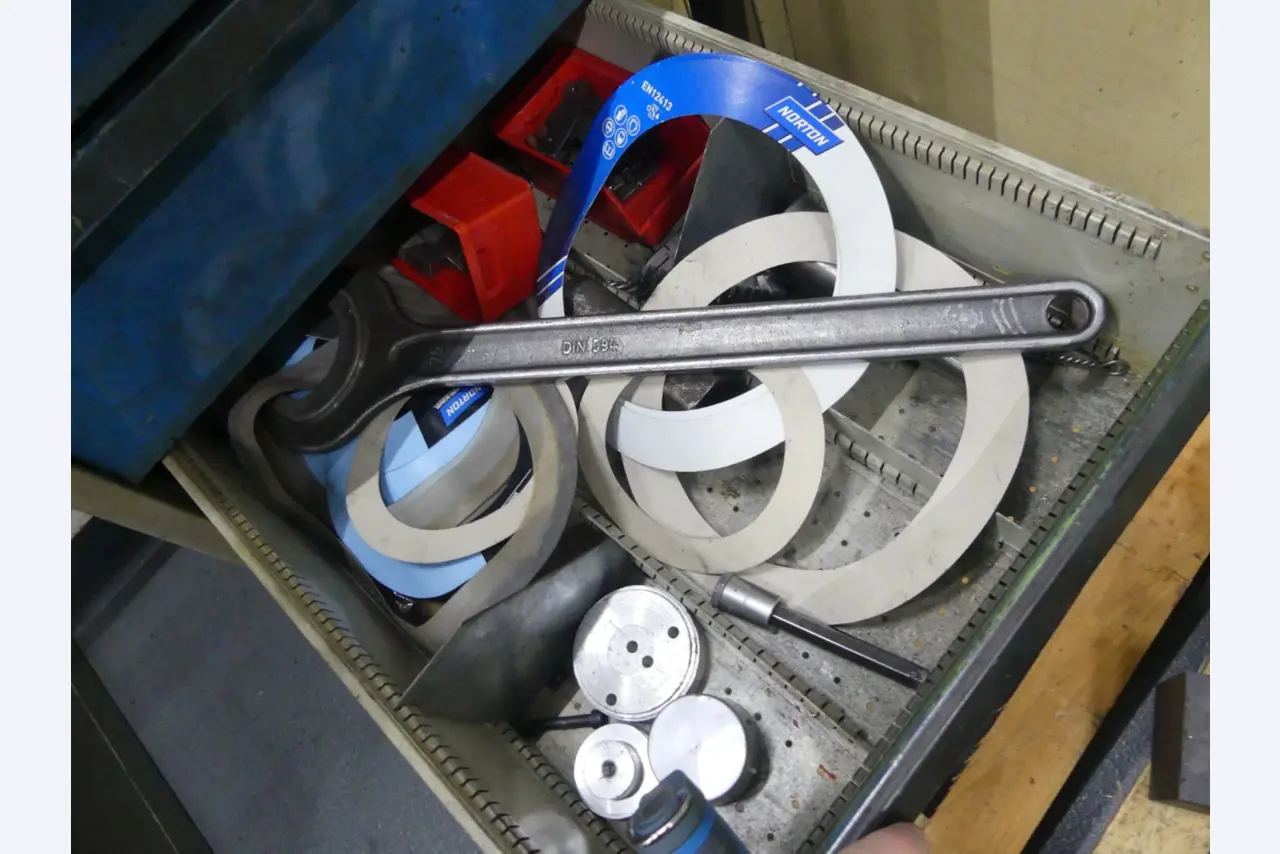 Bearbeitungszentren, metallbearbeitende Maschinen und Produktionslinen aus der Automobilindustrie-5