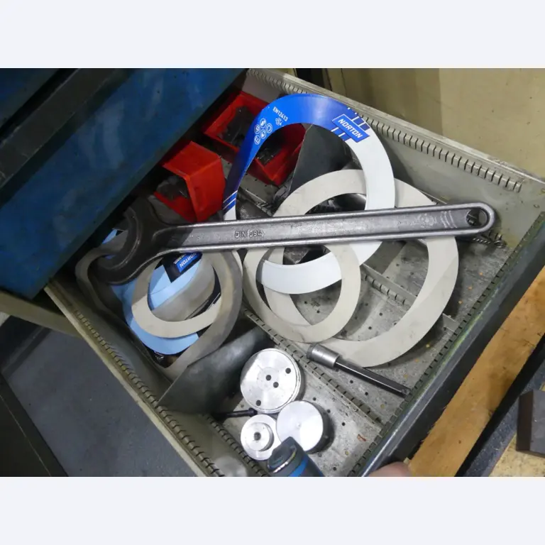 Bearbeitungszentren, metallbearbeitende Maschinen und Produktionslinen aus der Automobilindustrie-5