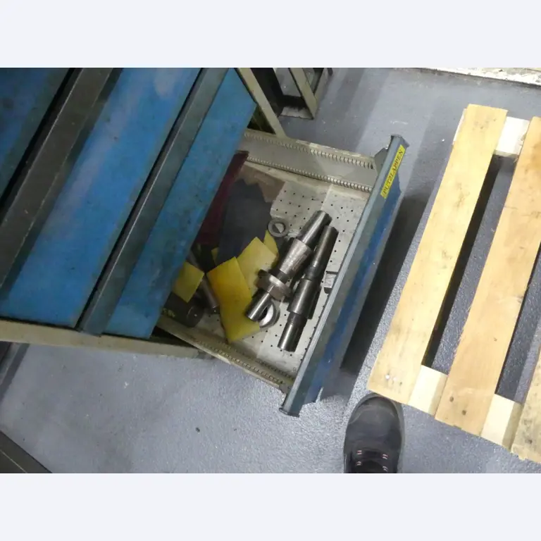 Bearbeitungszentren, metallbearbeitende Maschinen und Produktionslinen aus der Automobilindustrie-7