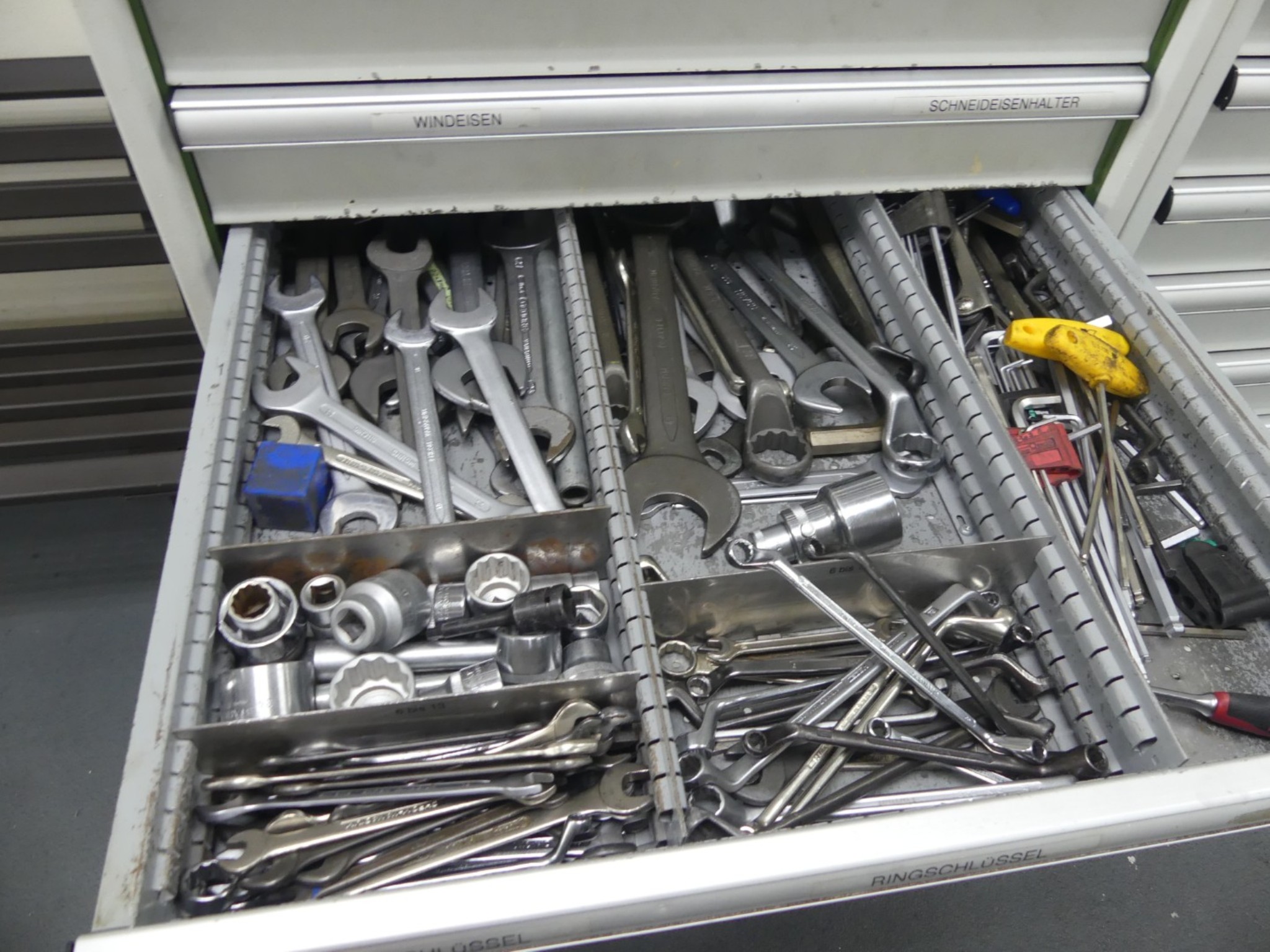 Bearbeitungszentren, metallbearbeitende Maschinen und Produktionslinen aus der Automobilindustrie-11